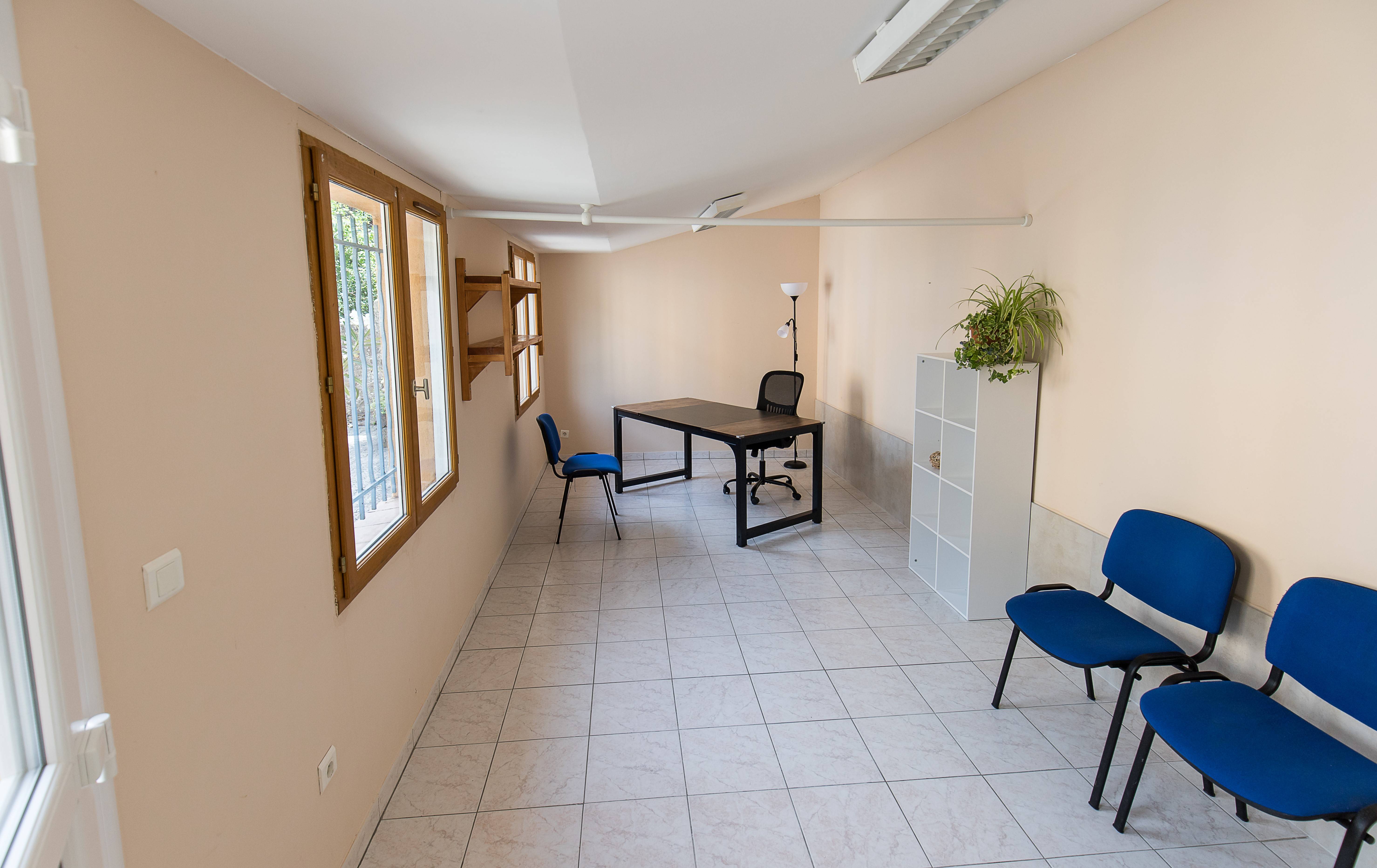 Cabinet Cabinet de la commune des Mayons à Les Mayons - Photo principale