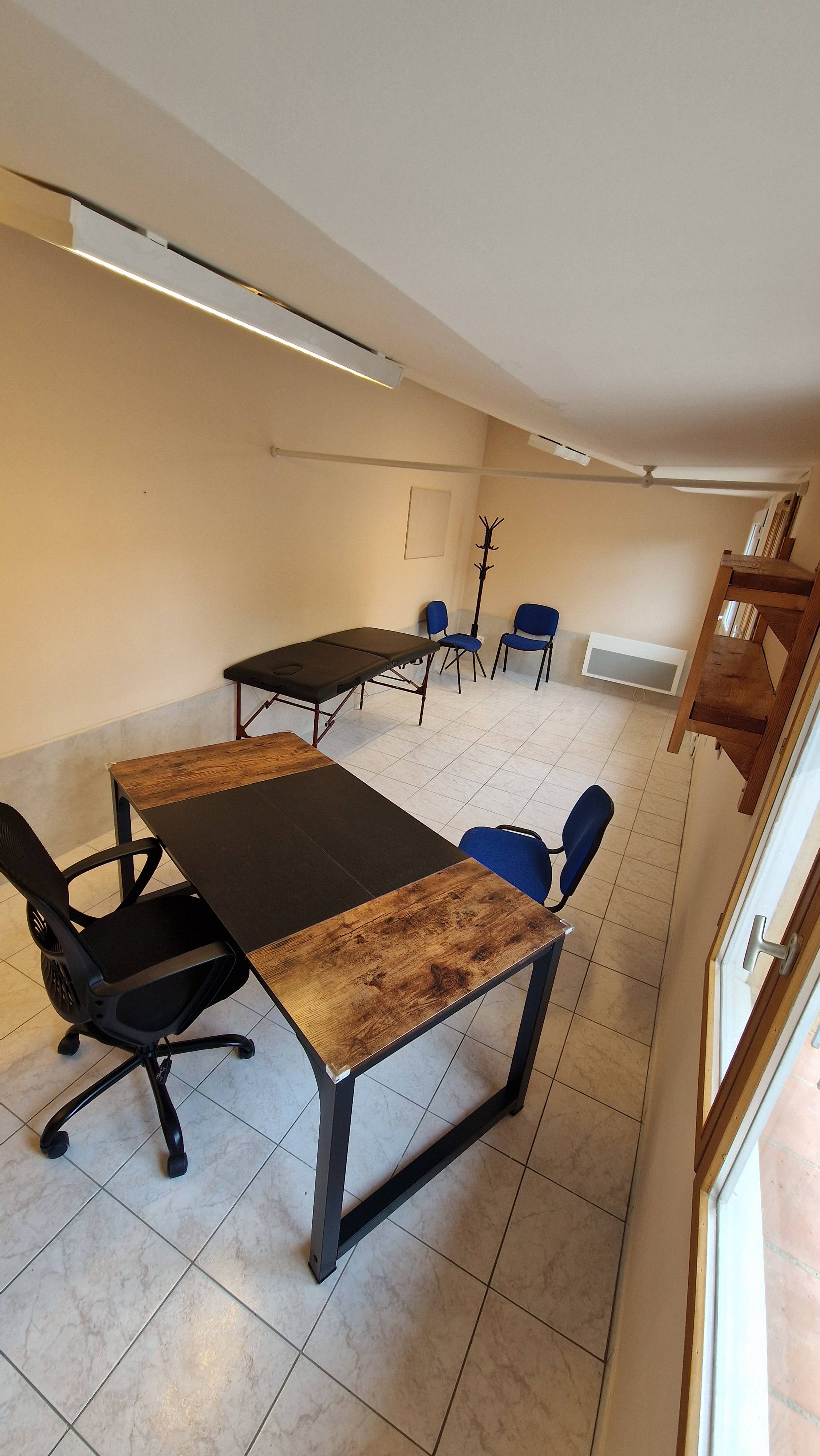 Cabinet Cabinet de la commune des Mayons - Photo 3