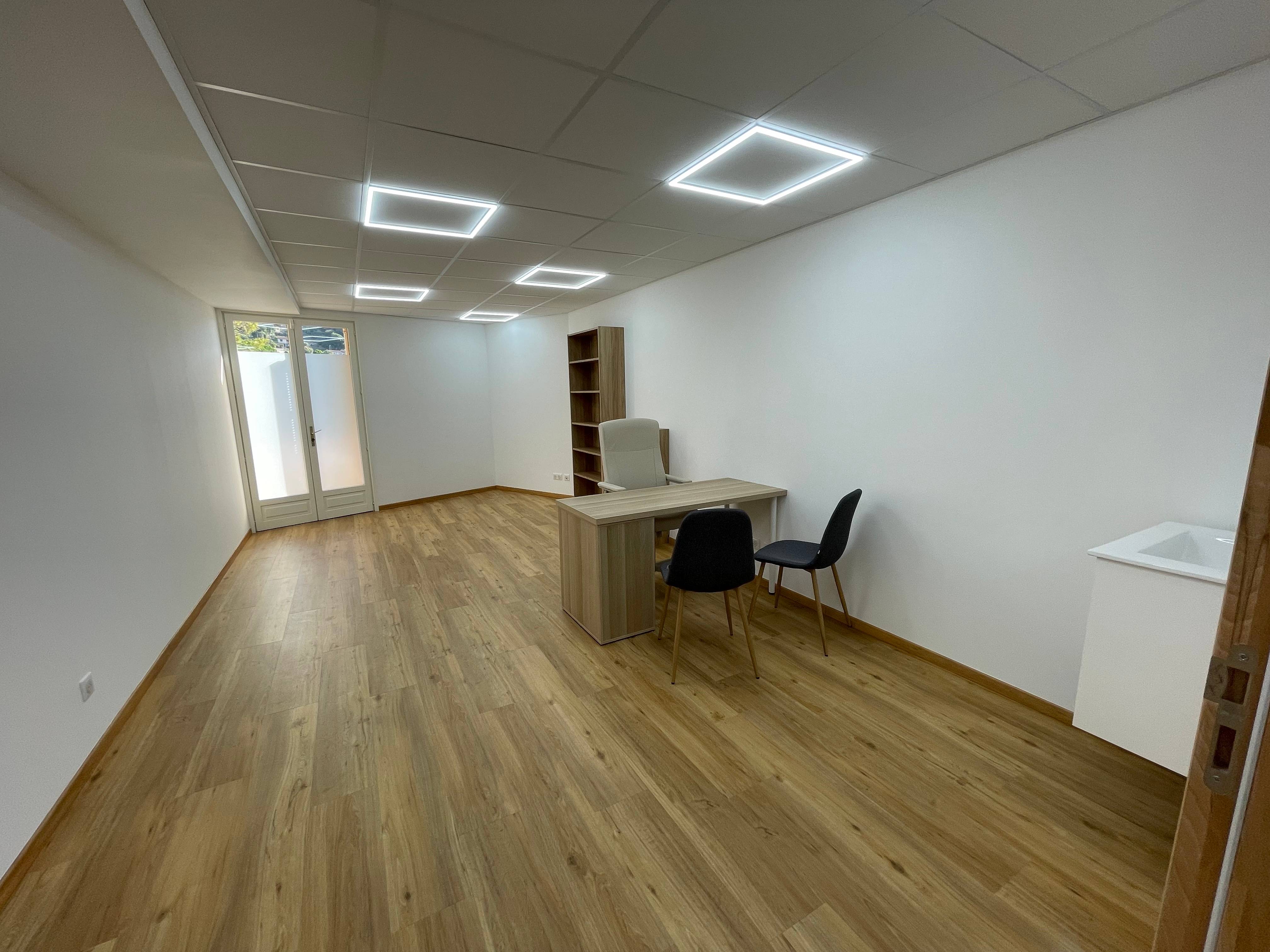 Cabinet Bureau 24 m2 - Centre de soins Nova Care - Alpes Maritimes - Grasse 06 à Grasse - Photo principale