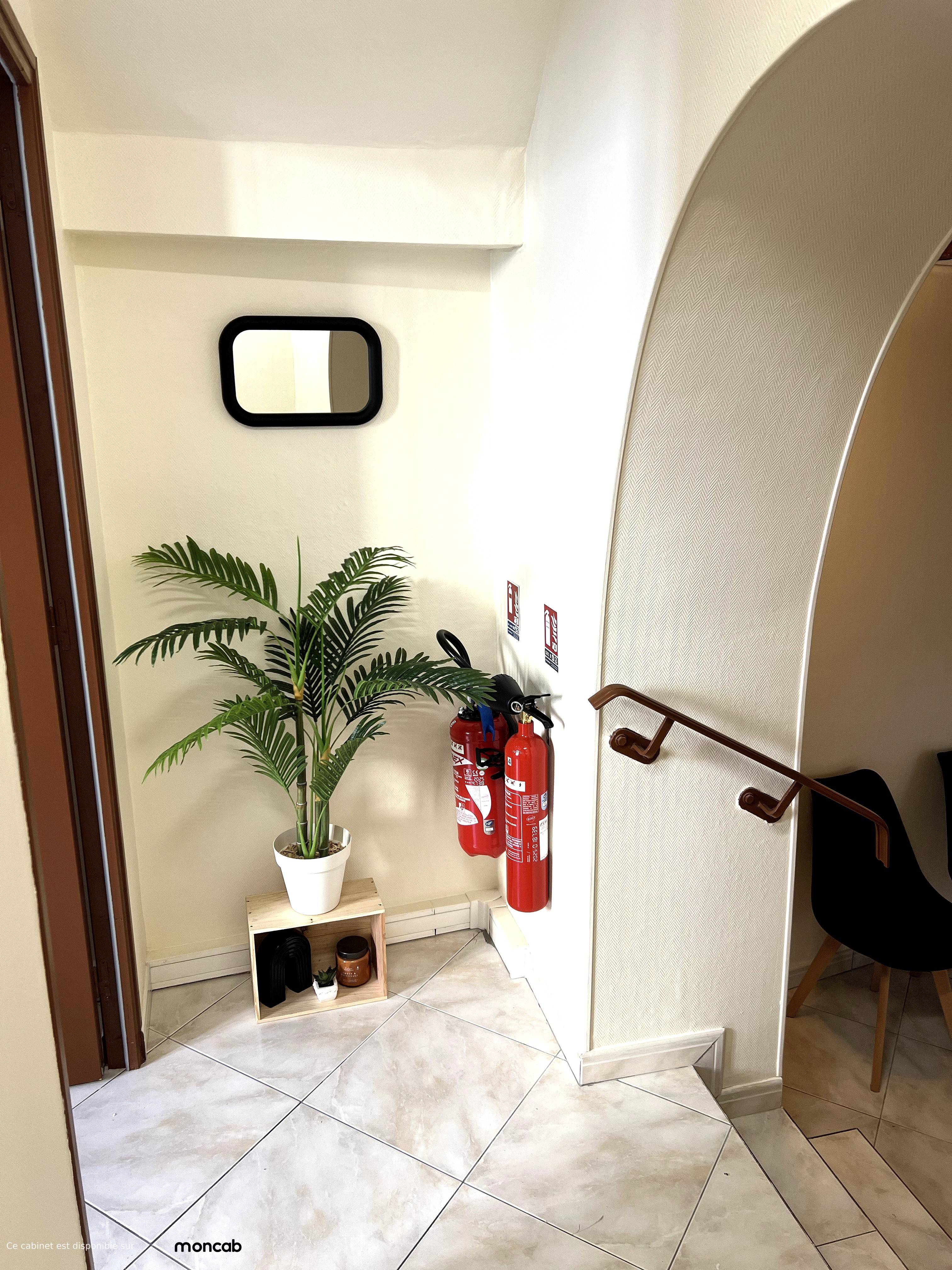 Cabinet Cabinet 10m² à Sucy-en-Brie - Photo 2