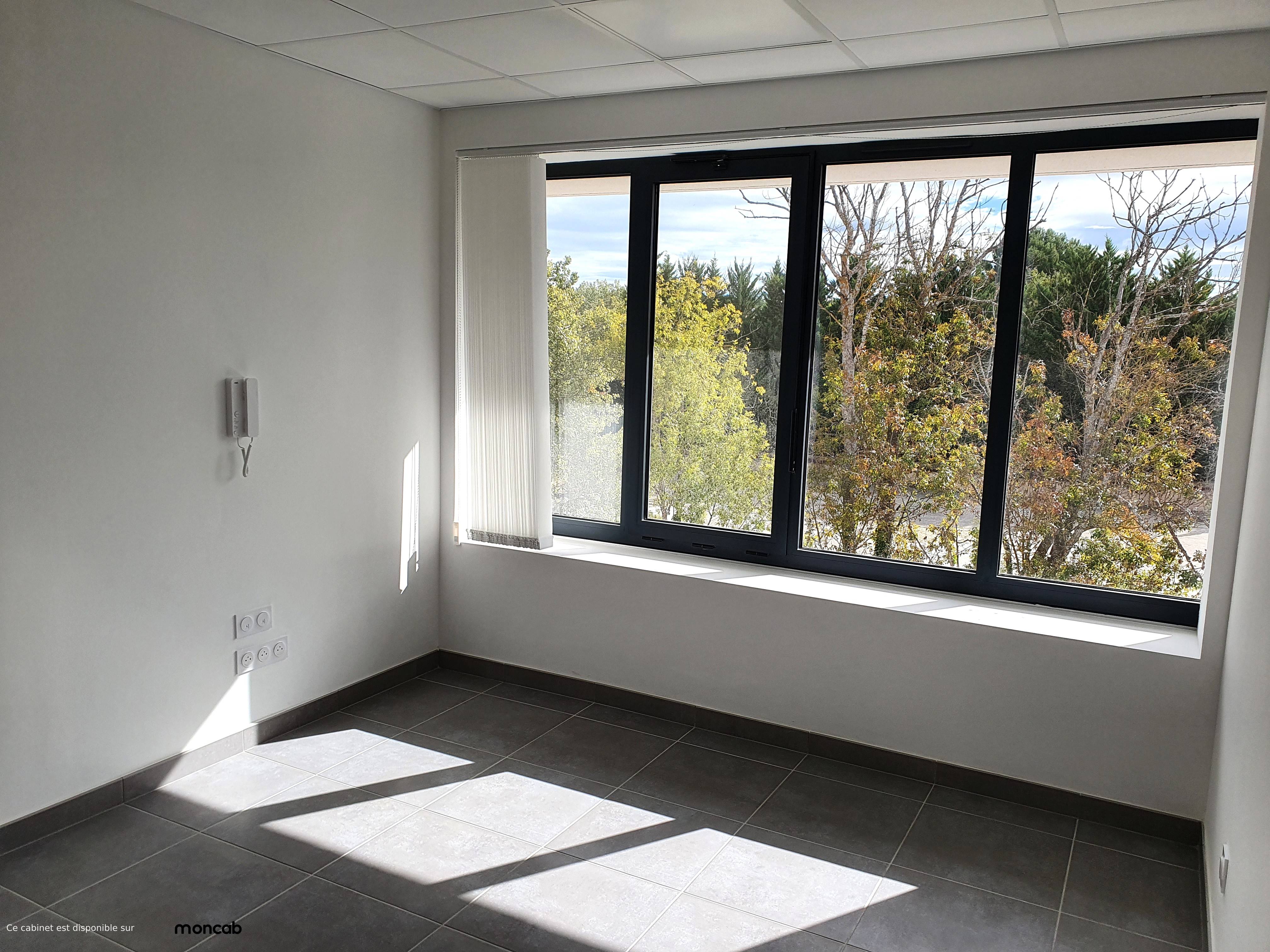 Cabinet Local 11m2 à Venelles - Photo 1