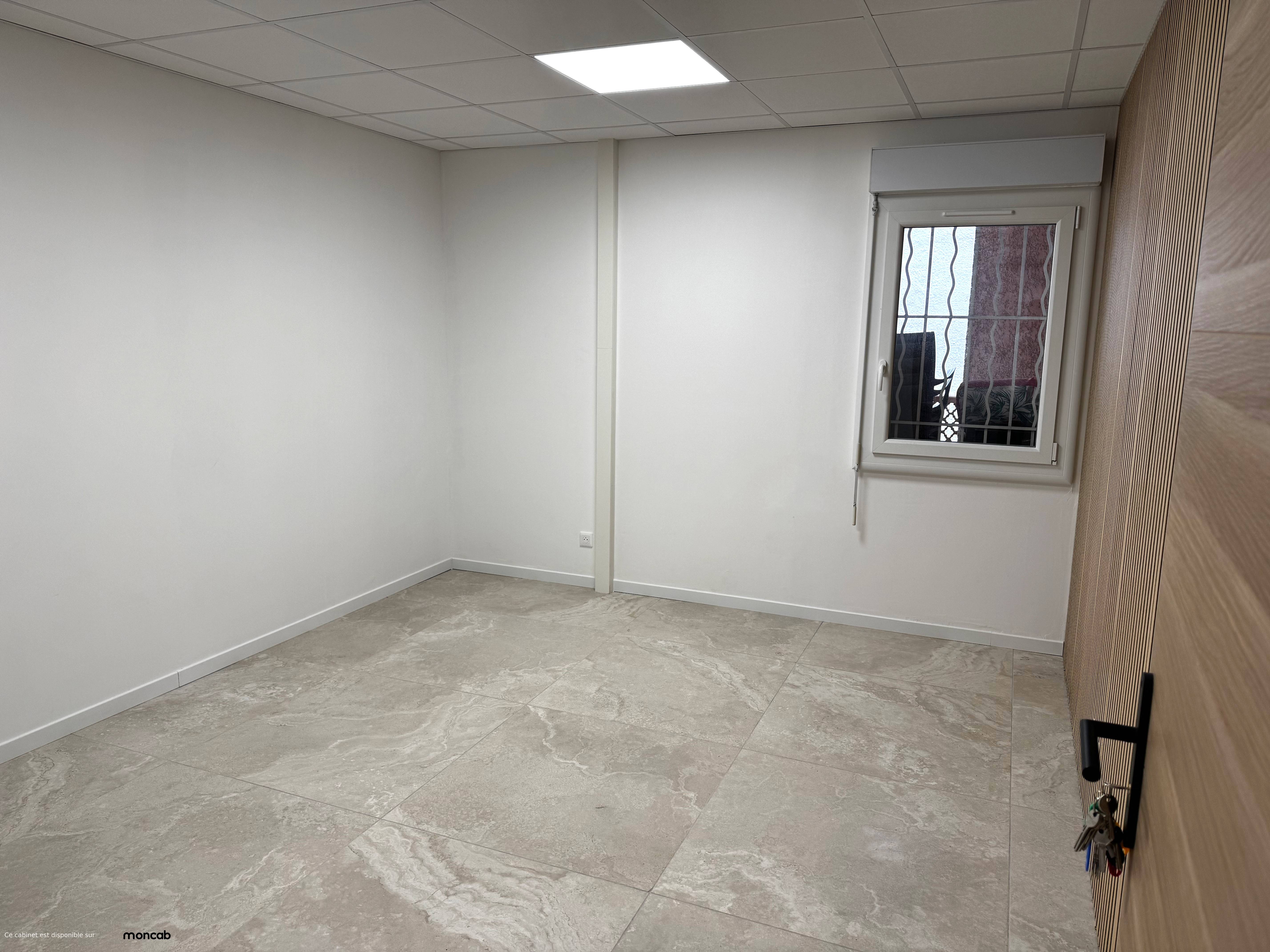 Cabinet Cabinet A à Istres - Photo 3