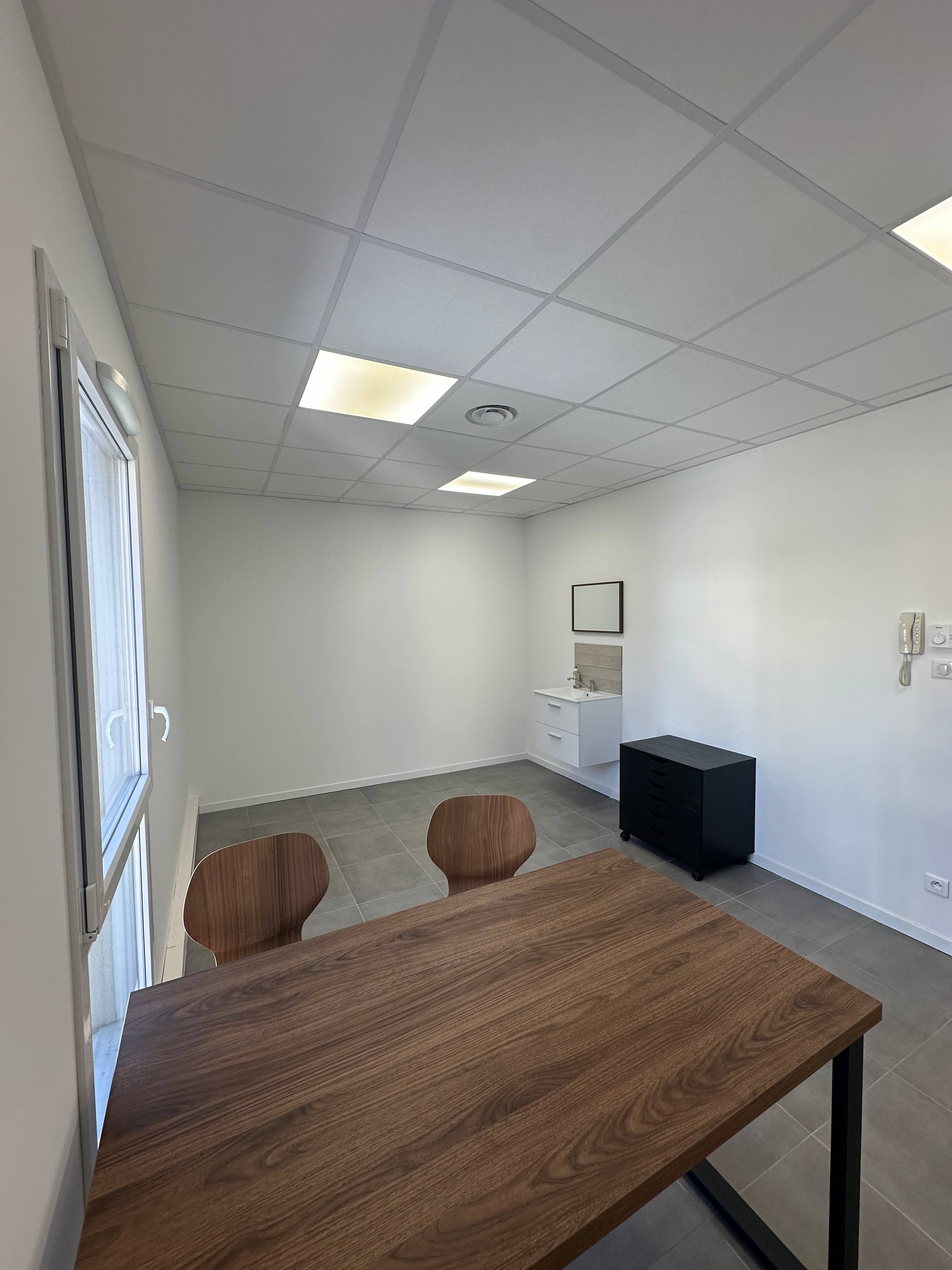 Cabinet Local 15 m2 - Photo 2