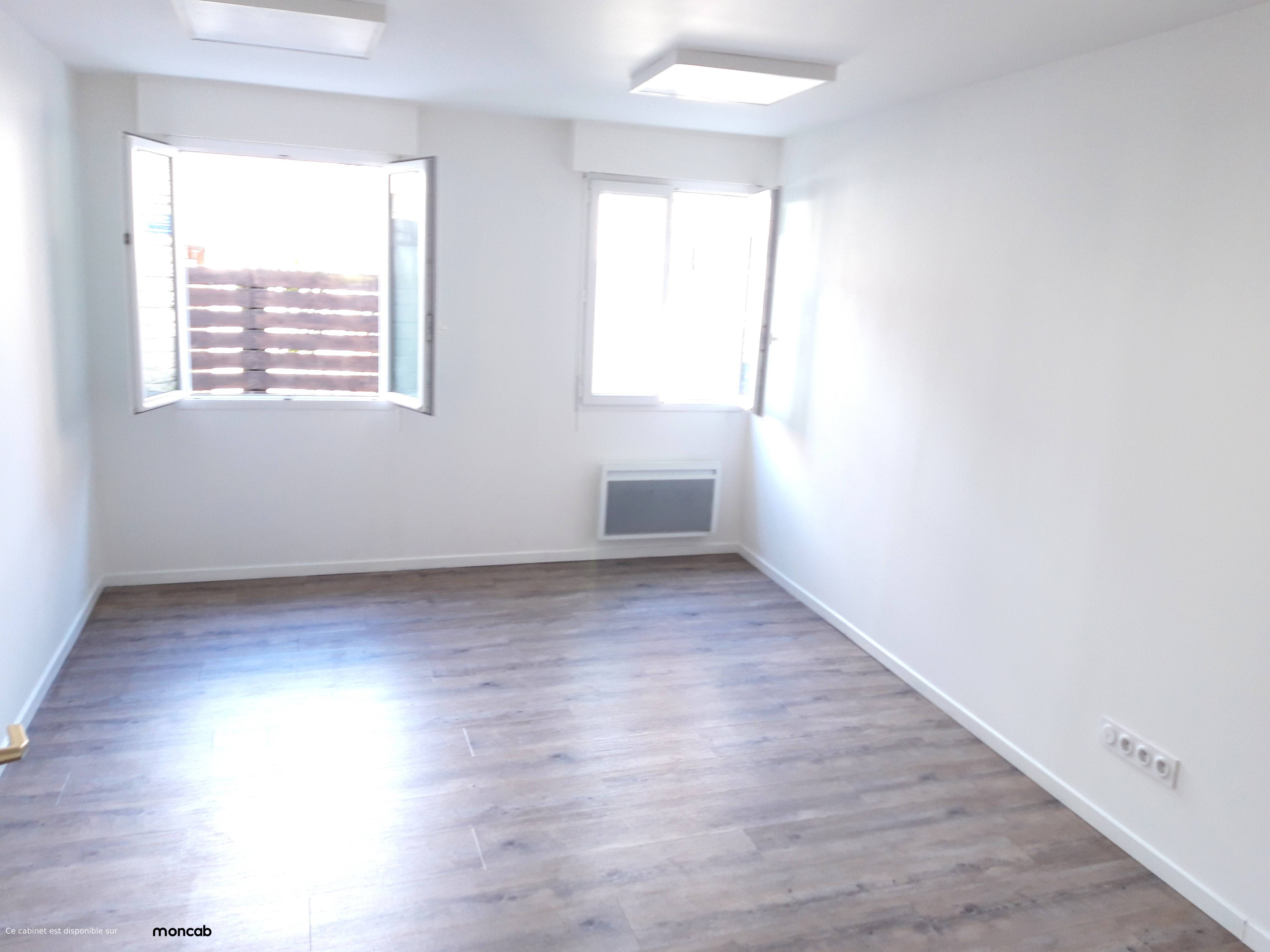 Cabinet Cabinet de Pierre-Louis à Plougoumelen - Photo 1