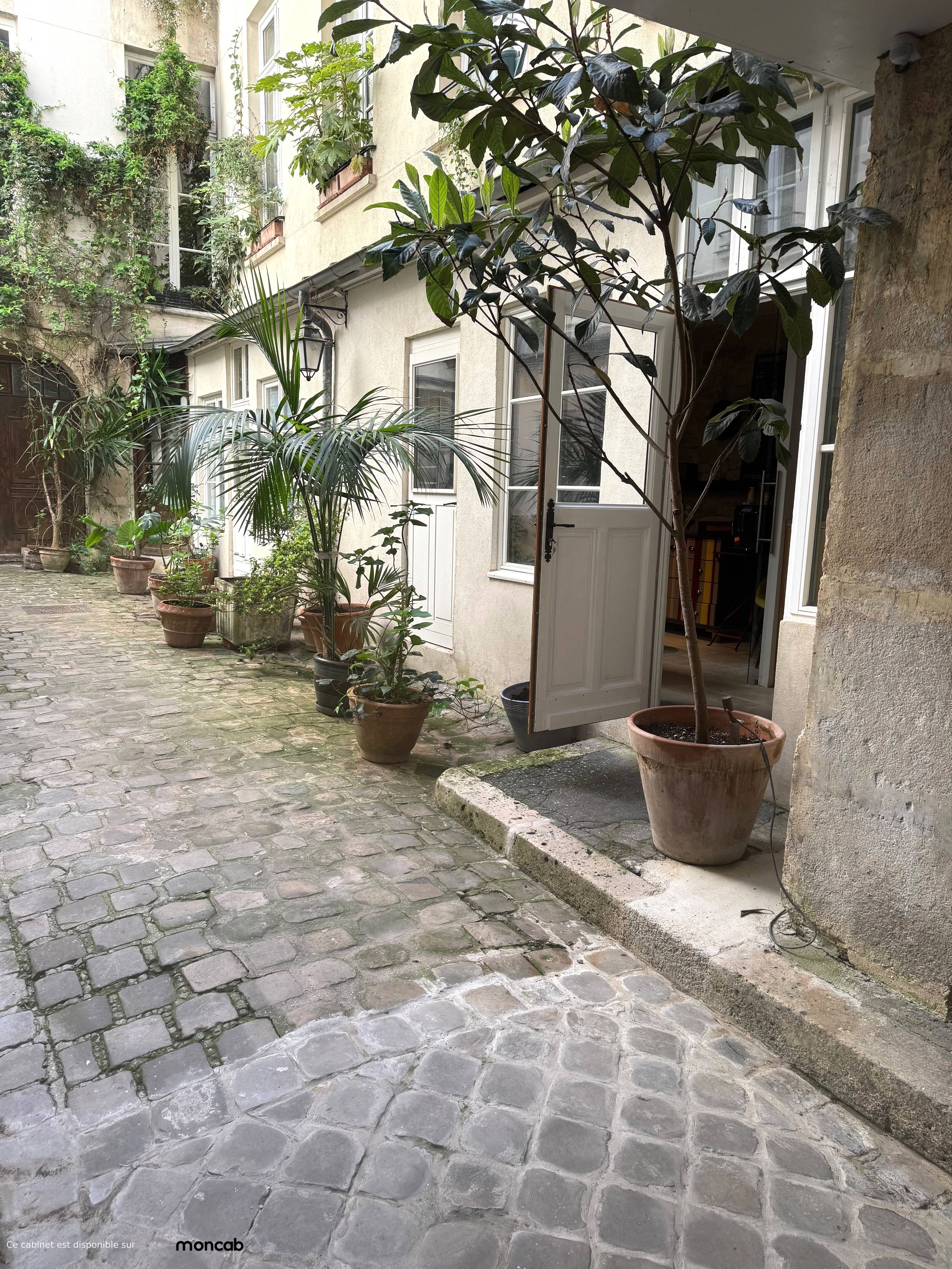 Cabinet Cabinet Saint Paul-Le Marais à Paris - Photo 2