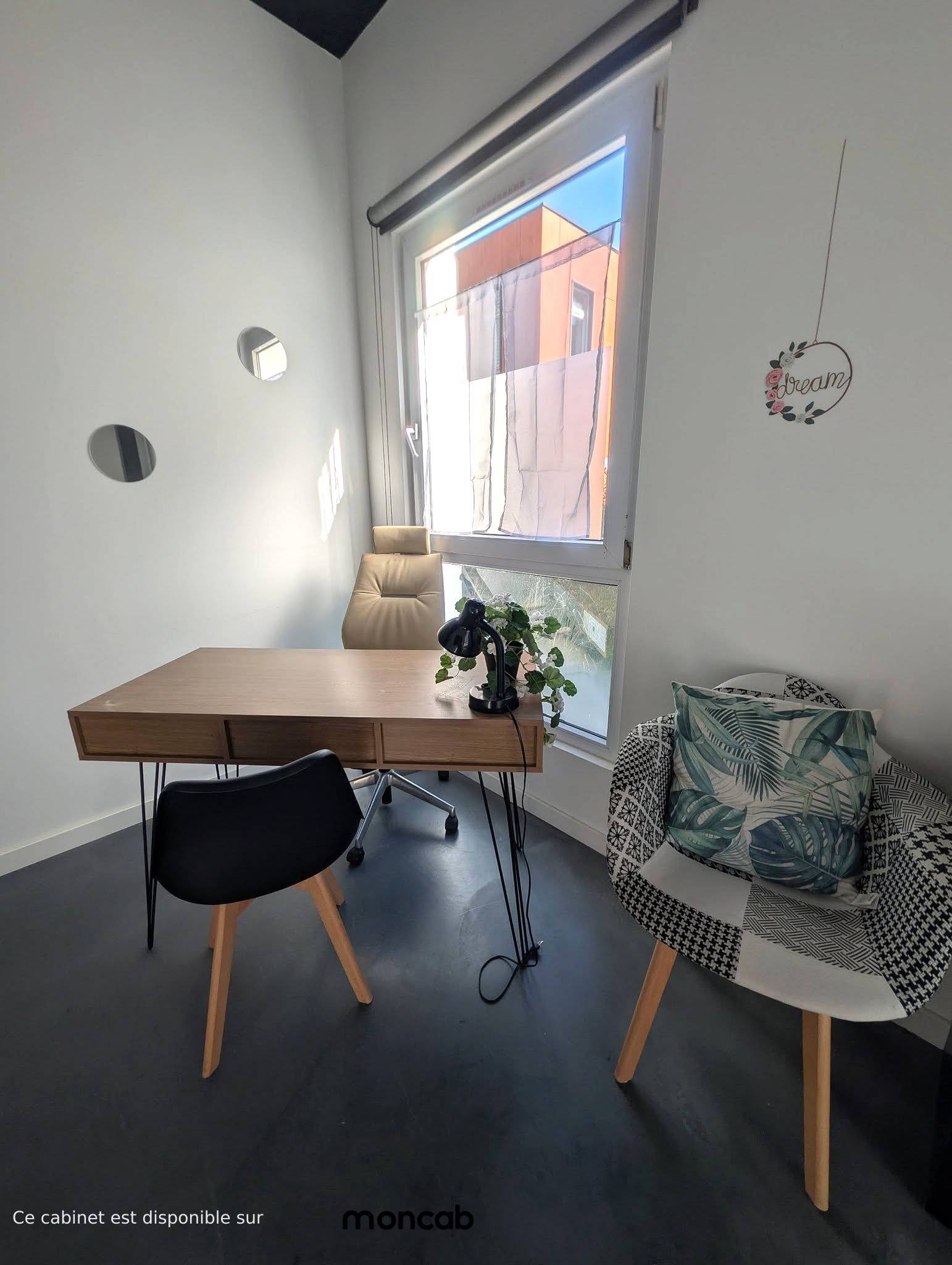 Cabinet Bureau disponible tous les lundis – parking inclus – 145 € TTC/mois à Annecy - Photo 2